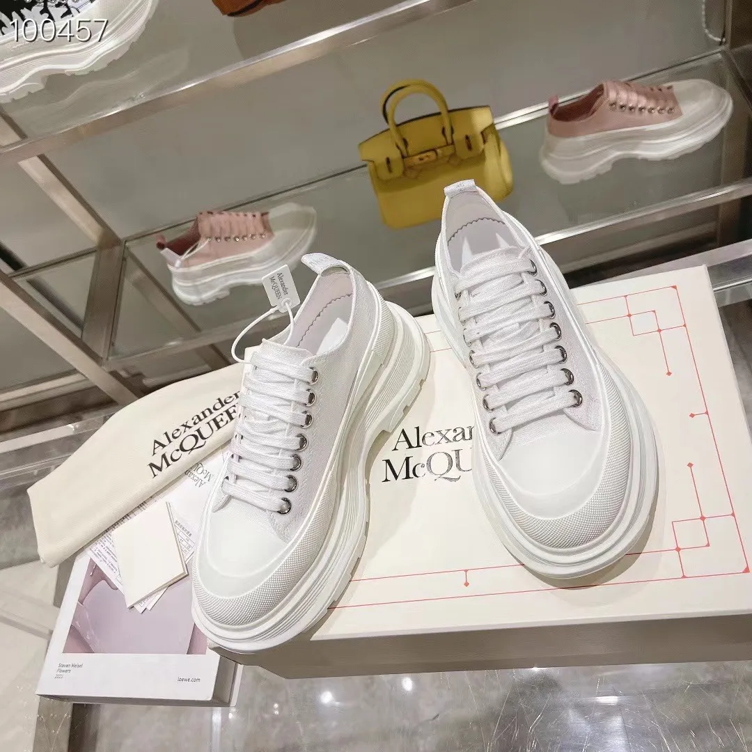 👟👟Ex-factory price 580👟👟 The latest version of Alexander McQueen's men's and women's couple's model is a hot item👑Purchase version original version 1:1 Fabric: Original imported waterproof canvas Lining: Imported water-resistant sheepskin, strong, stain-resistant and breathable. Insole: Imported silk lining Outsole: TPU multi-layer original combination sole (not the ordinary sole on the market) Packaging: Comes with original shoe box, cloth bag, certificate card Code number: 34-45